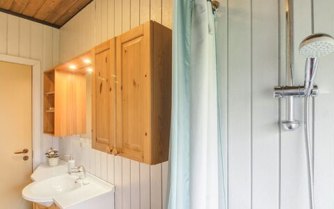 Gabi - 30Km from the Sea: Loodgieterswerkinrichting, Hout, Interieur Ontwerp, Badkamer, Wastafel In De Badkamer, Wastafel, Flooring, Kraan, Loodgieter, Verdieping