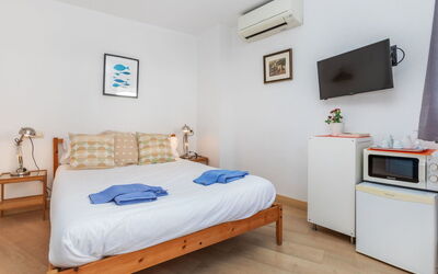 Mestral Atic 601.4: Meubilair, Interieur Ontwerp, Appartement, Bed, Slaapkamer, Bed Frame, Hardwood, Bedding, Hotel, Laken