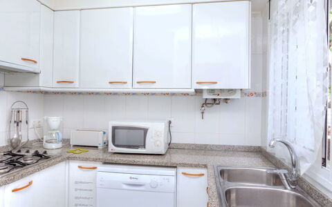 La Chumberita: Cabinetry, Countertop, Gootsteen, Eigendom, Wastafel, Wit, Gebouw, Keuken, Fornuis, Venster