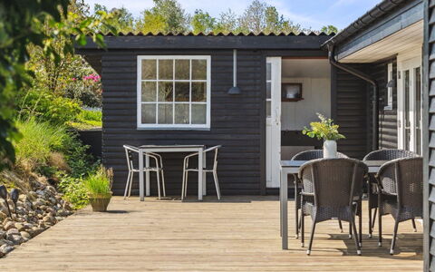 Sölvy - 300M from the Sea: Hout, Deur, Meubilair, Verblijf, Huis, Siding, Veranda, Hardwood, Buitenmeubels, Dek