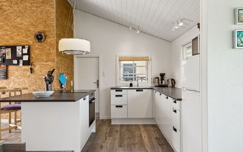 Sölvy - 300M from the Sea: Keuken, Interieur Ontwerp, Hout, Meubilair, Countertop, Plafond, Flooring, Toestel Van De Keuken, Lichte Inrichting, Cabinetry