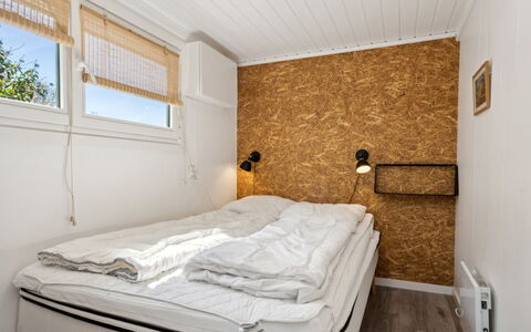 Sölvy - 300M from the Sea: Hout, Flooring, Interieur Ontwerp, Verdieping, Slaapkamer, Bed, Laken, Bedding, Kamer, Plafond