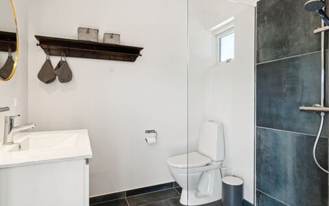 Sölvy - 300M from the Sea: Wc Bril, Flooring, Loodgieterswerkinrichting, Verdieping, Toilet, Badkamer, Interieur Ontwerp, Plafond, Loodgieter, Kraan