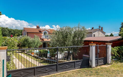 Petar: Lucht, Water, Fabriek, Dag, Eigendom, Gebouw, Zwembad, Azure, Natuur, Architectuur