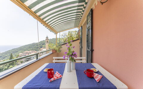 Emma House, Terrace and Sea View, Moneglia: Tafel, Gebouw, Meubilair, Fabriek, Bloempot, Kamerplant, Interieur Ontwerp, Stoel, Buitenmeubels, Vrije Tijd
