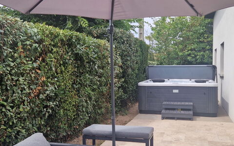 Les Sablons: Buitenmeubels, Paraplu, Tuin, Meubilair, Bloempot, Backyard, Schaduw, Patio, Kamerplant, Landscaping