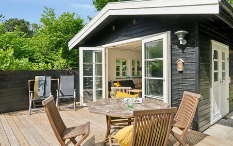 Riana - 700M from the Sea: Hout, Dak, Architectuur, Huis, Huis, Verblijf, Siding, Hardwood, Helling, Landgoed