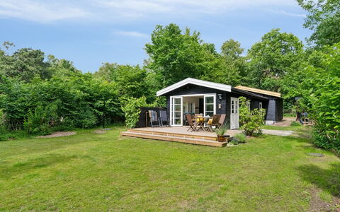 Riana - 700M from the Sea: Hout, Dak, Architectuur, Huis, Huis, Verblijf, Siding, Hardwood, Helling, Landgoed