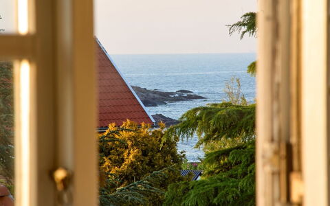 Hebba - 125M from the Sea: Hout, Meubilair, Appartement, Kamer, Plafond, Beits, Stoel, Hardwood, Vernis, Timmerhout