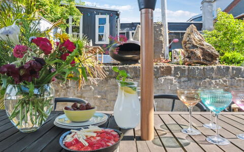 Hebba - 125M from the Sea: Hout, Meubilair, Appartement, Kamer, Plafond, Beits, Stoel, Hardwood, Vernis, Timmerhout