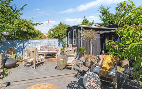 Hebba - 125M from the Sea: Hout, Meubilair, Appartement, Kamer, Plafond, Beits, Stoel, Hardwood, Vernis, Timmerhout