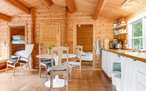 Juho - 700M from the Sea: Meubilair, Interieur Ontwerp, Flooring, Verdieping, Plafond, Kamer, Stoel, Tafel, Appartement, Keuken En Eettafel