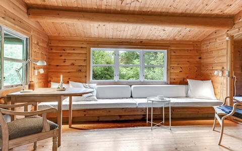 Juho - 700M from the Sea: Meubilair, Interieur Ontwerp, Flooring, Verdieping, Plafond, Kamer, Stoel, Tafel, Appartement, Keuken En Eettafel