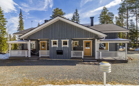 Rukanlyhty: Hout, Huis, Huis, Dak, Verblijf, Siding, Deur, Schuifraam, Veranda, Landgoed