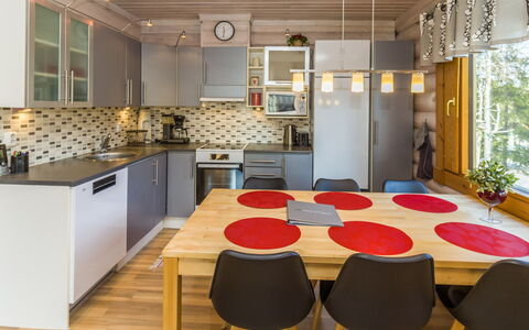 Rukanlyhty: Keuken, Interieur Ontwerp, Meubilair, Countertop, Toestel Van De Keuken, Major Appliance, Hout, Lichte Inrichting, Flooring, Plafond