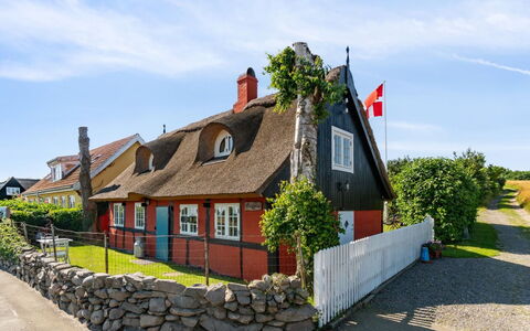 Leoni - 115M from the Sea: Hout, Dak, Architectuur, Huis, Huis, Verblijf, Siding, Hardwood, Helling, Landgoed