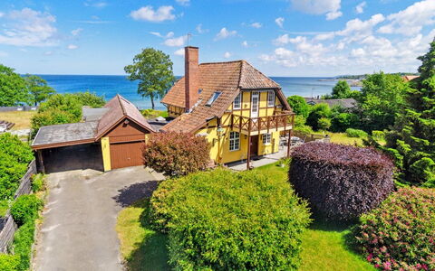 Vanta - 50M from the Sea: Hout, Meubilair, Appartement, Kamer, Plafond, Beits, Stoel, Hardwood, Vernis, Timmerhout