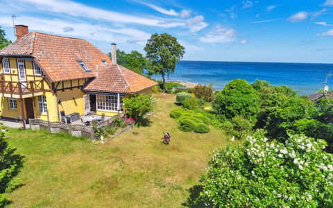 Vanta - 50M from the Sea: Hout, Meubilair, Appartement, Kamer, Plafond, Beits, Stoel, Hardwood, Vernis, Timmerhout