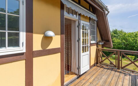 Vanta - 50M from the Sea: Hout, Meubilair, Appartement, Kamer, Plafond, Beits, Stoel, Hardwood, Vernis, Timmerhout