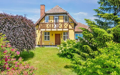 Vanta - 50M from the Sea: Hout, Meubilair, Appartement, Kamer, Plafond, Beits, Stoel, Hardwood, Vernis, Timmerhout