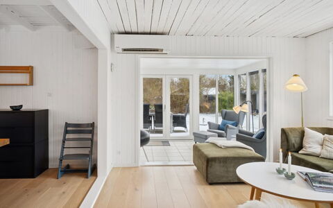 Manko - 250M from the Sea: Flooring, Interieur Ontwerp, Verdieping, Meubilair, Houten Vloer, Muur, Hout, Plafond, Woonkamer, Huis