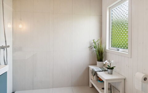 Manko - 250M from the Sea: Flooring, Muur, Interieur Ontwerp, Verdieping, Badkamer, Plafond, Loodgieterswerkinrichting, Tegel, Kamer, Loodgieter