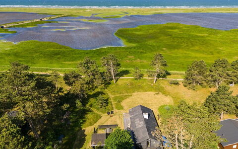 Felis - 575M from the Sea: Hout, Dak, Architectuur, Huis, Huis, Verblijf, Siding, Hardwood, Helling, Landgoed