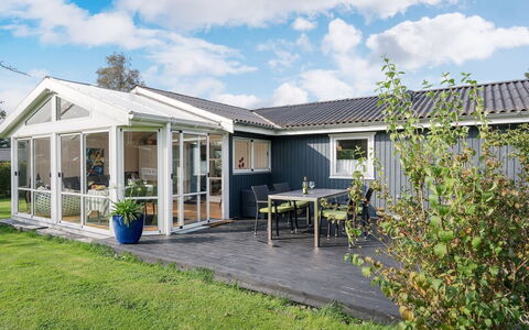 Leani - 200M from the Sea: Meubilair, Interieur Ontwerp, Flooring, Verdieping, Plafond, Kamer, Stoel, Tafel, Appartement, Keuken En Eettafel