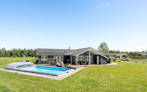 Kiersten - 800M from the Sea: Dak, Huis, Huis, Verblijf, Deur, Siding, Dek, Veranda, Plank, Hardwood