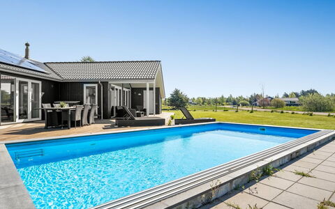 Kiersten - 800M from the Sea: Dak, Huis, Huis, Verblijf, Deur, Siding, Dek, Veranda, Plank, Hardwood
