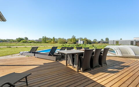 Kiersten - 800M from the Sea: Dak, Huis, Huis, Verblijf, Deur, Siding, Dek, Veranda, Plank, Hardwood