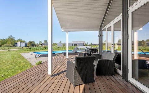 Kiersten - 800M from the Sea: Dak, Huis, Huis, Verblijf, Deur, Siding, Dek, Veranda, Plank, Hardwood