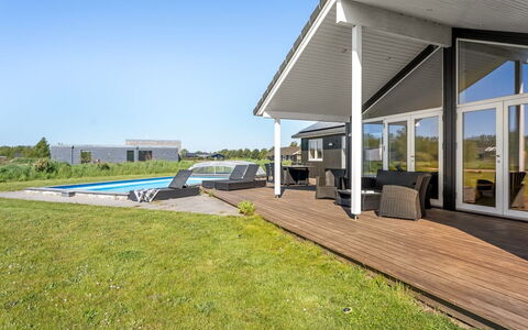 Kiersten - 800M from the Sea: Dak, Huis, Huis, Verblijf, Deur, Siding, Dek, Veranda, Plank, Hardwood