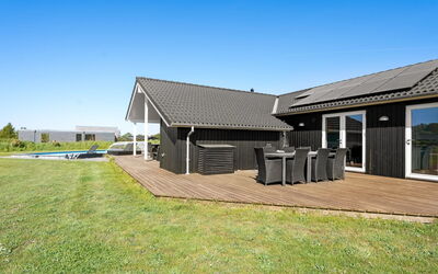 Kiersten - 800M from the Sea