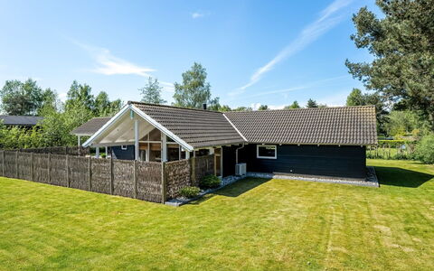 Gudlaug - 1Km from the Sea: Dak, Huis, Huis, Verblijf, Deur, Siding, Dek, Veranda, Plank, Hardwood
