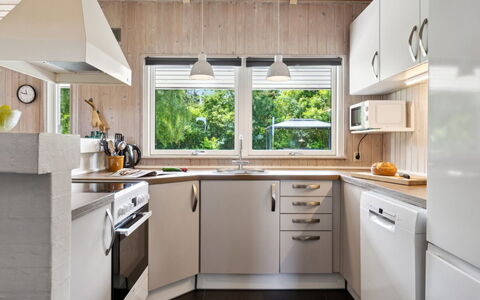 Jorinde - 1Km from the Sea: Keuken, Toestel Van De Keuken, Countertop, Interieur Ontwerp, Major Appliance, Flooring, Cabinetry, Meubilair, Hout, Huishoudapparatuur