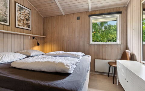 Jorinde - 1Km from the Sea: Hout, Slaapkamer, Bed, Laken, Plafond, Bedding, Bed Frame, Hardwood, Beits