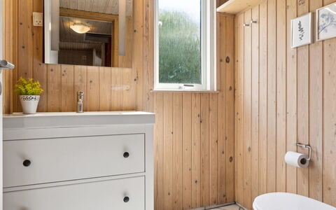 Jorinde - 1Km from the Sea: Muur, Flooring, Loodgieterswerkinrichting, Interieur Ontwerp, Wastafel In De Badkamer, Wastafel, Hout, Verdieping, Badkamer, Badkamerkast