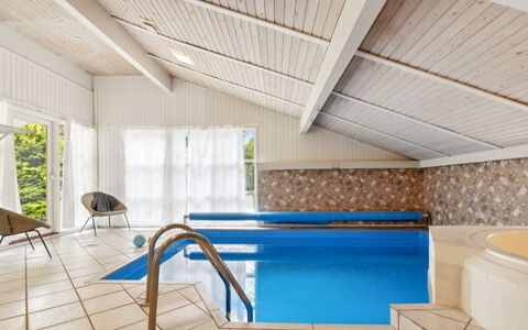 Jorinde - 1Km from the Sea: Flooring, Verdieping, Interieur Ontwerp, Meubilair, Plafond, Toevlucht, Kamer, Stoel, Zwembad, Hotel