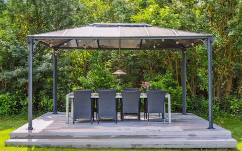 Jorinde - 1Km from the Sea: Prieel, Schaduw, Tuin, Canopy, Groundcover, Paviljoen, Outdoor Structuur, Pergola, Buitenmeubels, Landscaping