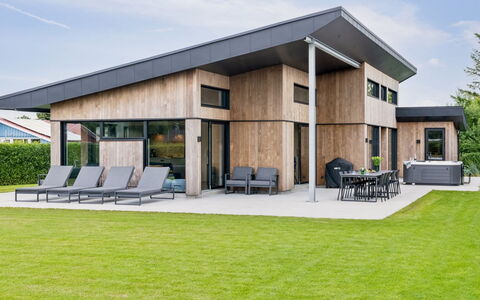 Filimena - 250M from the Sea: Hout, Dak, Architectuur, Huis, Huis, Verblijf, Siding, Hardwood, Helling, Landgoed