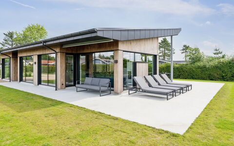 Filimena - 250M from the Sea: Hout, Dak, Architectuur, Huis, Huis, Verblijf, Siding, Hardwood, Helling, Landgoed