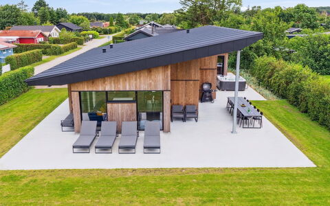 Filimena - 250M from the Sea: Hout, Dak, Architectuur, Huis, Huis, Verblijf, Siding, Hardwood, Helling, Landgoed