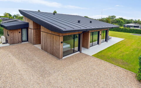 Filimena - 250M from the Sea: Hout, Dak, Architectuur, Huis, Huis, Verblijf, Siding, Hardwood, Helling, Landgoed