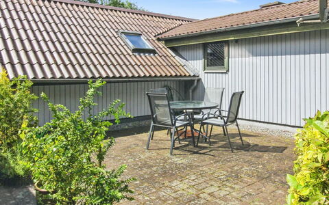 Ofrath - 30Km from the Sea: Dak, Struik, Huis, Huis, Verblijf, Samengesteld Materiaal, Groundcover, Tuin, Siding, Backyard