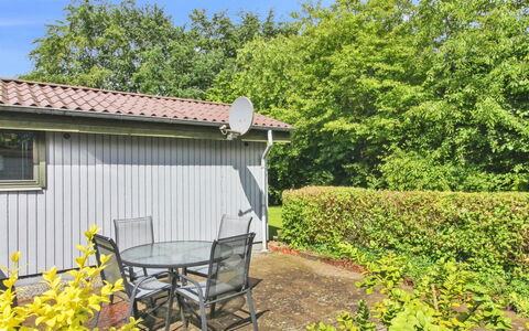 Ofrath - 30Km from the Sea: Struik, Tuin, Groundcover, Verblijf, Werf, Backyard, Gazon, Landscaping, Schaduw