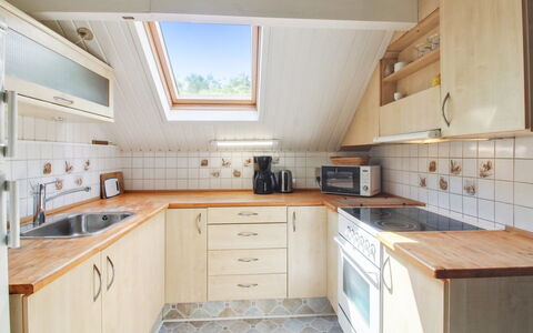 Ofrath - 30Km from the Sea: Keuken, Countertop, Flooring, Hout, Interieur Ontwerp, Plafond, Cabinetry, Verdieping, Toestel Van De Keuken, Loodgieterswerkinrichting