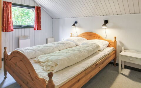 Ofrath - 30Km from the Sea: Slaapkamer, Bed, Hout, Bedding, Laken, Bed Frame, Plafond, Kamer, Linens, Hardwood