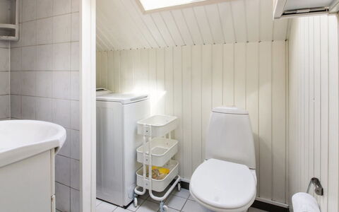 Ofrath - 30Km from the Sea: Wc Bril, Loodgieterswerkinrichting, Toilet, Badkamer, Flooring, Verdieping, Interieur Ontwerp, Wastafel, Loodgieter, Kraan