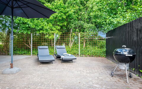 Eino - 150M from the Sea: Buitenmeubels, Meubilair, Tuin, Stoel, Schaduw, Buitentafel, Backyard, Landscaping, Gazon